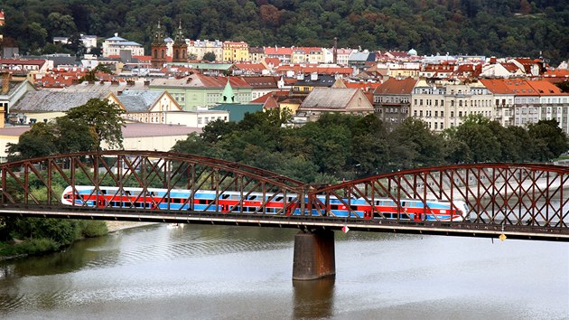 eleznin most (vjimen uvdn s pvlastkem vyehradsk) propojuje vltavsk behy v Praze u Vton (bval Podskal) pod Vyehradem a Smchov. 