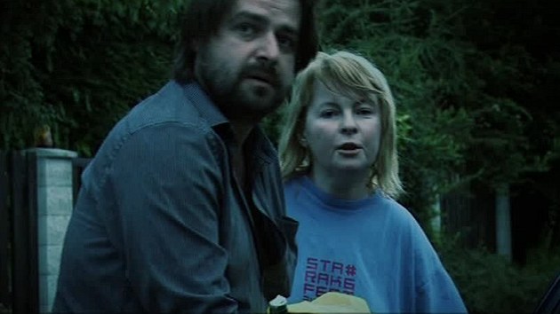 Iveta Bartošová utíká z domu z Uhříněvsi se Zdeňkem Macurou (3. července 2013).