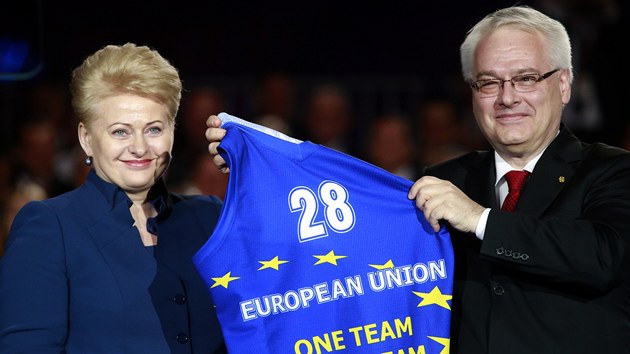 Chorvatsk prezident Ivo Josipovi a litevsk prezidentka Dalije Grybaukaiteiov, jej zem evropsk osmadvactce nov pedsed (30. ervna 2013).