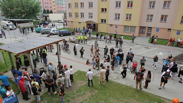 Protiromsk protesty perostly v sobotu v eskch Budjovicch ve srky s polici. Na snmku je romsk hepening v ulici V.Volfa na sdliti Mj.