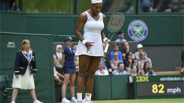 NEJDE TO: Serena Williamsov se zlob na sebe v prbhu osmifinle Wimbledonu.