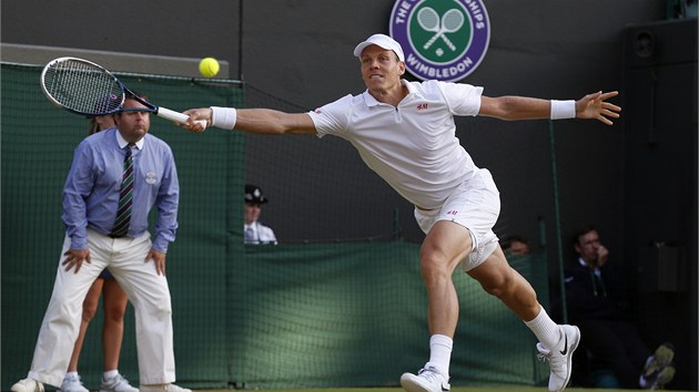 JET KOUSEK. Tom Berdych v zpase 4. kola Wimbledonu proti Bernardu Tomicovi.