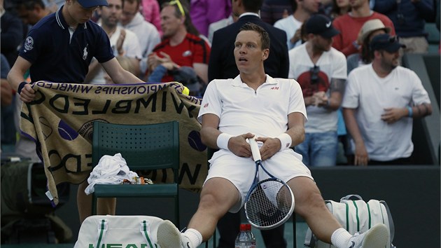 ZASLOUIL ODPOINEK. Tom Berdych na lavice po vtzstv nad Bernardem Tomicem a postupu mezi osm nejlepch ve Wimbledonu.