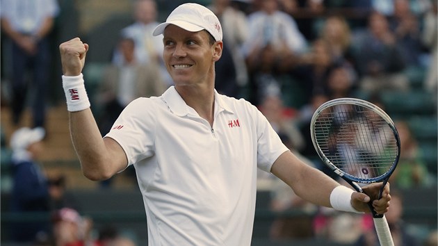 HOTOVO! Tom Berdych se raduje z postupu do tvrtfinle Wimbledonu.