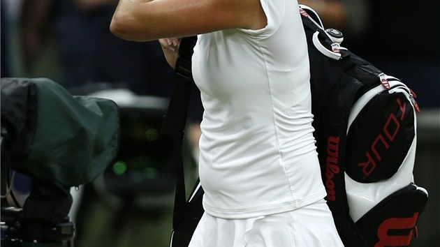 KONEC: Petra Kvitov se s letonm Wimbledonem rozlouila ve tvrtfinle.