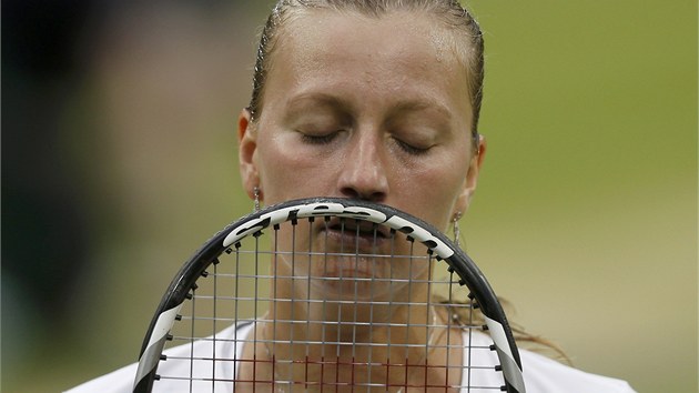 NELO TO. Petra Kvitov skonila ve Wimbledonu ve tvrtfinle po prohe s Kirsten Flipkensovou.