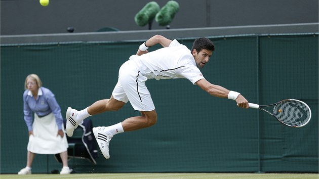LETEC. Novak Djokovi se natahuje za mkem ve tvrtfinle Wimbledonu proti