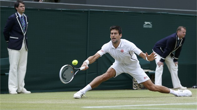 MM. Novak Djokovi v prbhu tvrtfinle Wimbledonu proti Tomi Berdychovi.