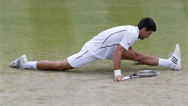 GYMNASTA. Novak Djokovi pedvedl v prbhu tvrtfinle Wimbledonu proti Tomi