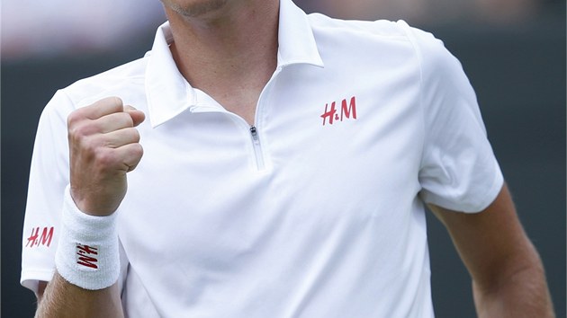POJ! Tom Berdych se povzbuzuje ve tvrtfinle Wimbledonu proti Novaku