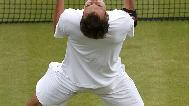 ANO! Polsk tenista Jerzy Janowicz prv postoupil do semifinle Wimbledonu.