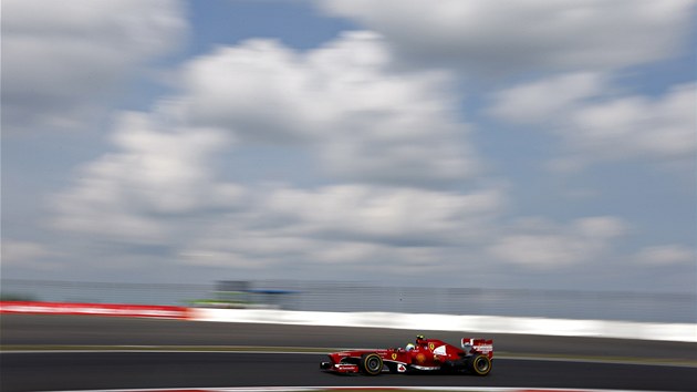 Felipe Massa s vozem Ferrari v trninku Velk ceny Nmecka formule 1.