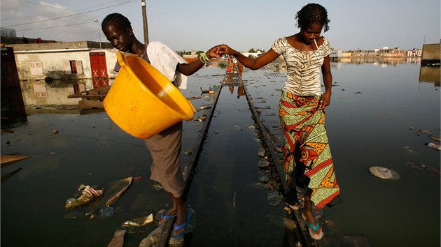 Dvky balancuj na zatopench kolejch pi povodnch v Thiaroye Sur Mer na pedmst Dakaru v Senegalu (10. z 2008)