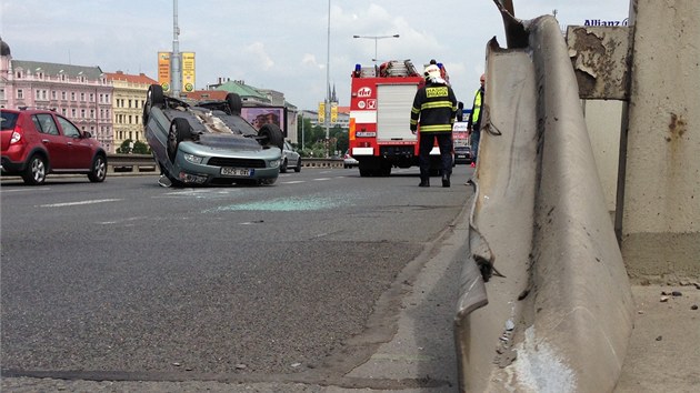 Mlad idi Porsche Cayenne natlail ofra kody Octavie jedoucho v odboovacm pruhu na svodidla. Auto skonilo na stee. (5. ervence 2013) 