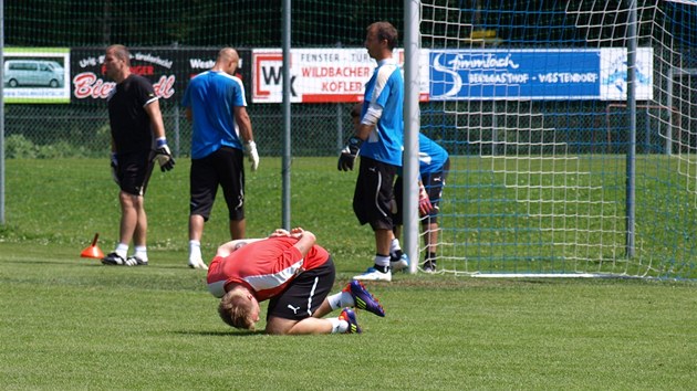 Plzet fotbalist bhem trninku na soustedn v Rakousku. David Limbersk pekopl branku a za trest mus dlat kotrmelce.