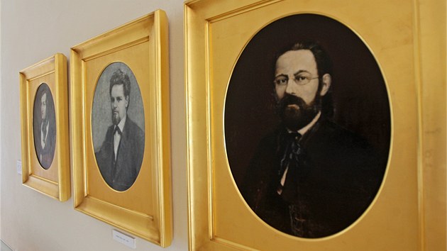 Do zmku Rkovy Lhotice, ve kterm sdl expozice o Smetanovi a dalch hudebnch skladatelch, ron pijde 500 a 1 000 nvtvnk. 
