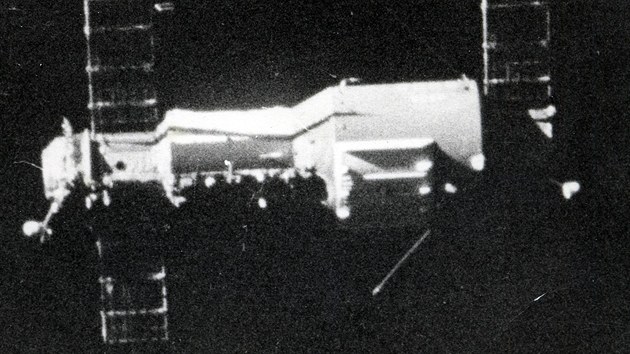 Stanice Saljut-1 vyfotografovan z paluby kosmick lodi