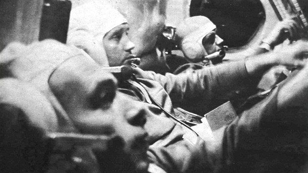 V nvratov kabin lodi Sojuz. Zepedu a zleva: Pacajev,. Dobrovolskij a Volkov.