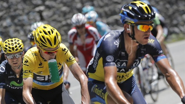 V OBLEEN. Brit Chris Froome ve lutm dresu obklopen svmi rivaly - vepedu jede Roman Kreuziger, tet Alejandro Valverde. 