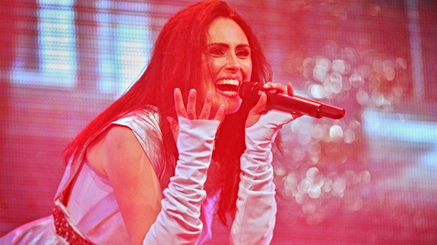 Basinfirefest ve Splenm Po. Nizozemsk skupina Within Temptation se zpvakou Sharon den Adel.