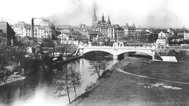 Ziv bl most krtce po dokonen v roce 1914. Tehdy nesl jmno csae a krle Frantika Josefa I. Kouc komn vlevo pat mstskm parnm lznm. 