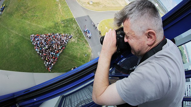 Fotograf Miro volk fotografoval asi 500 student Zpadoesk univerzity postavench do zjednoduenho tvaru znaku tto instituce.