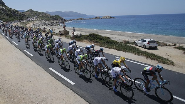 Peloton v prbhu 3. etapy Tour de France z  Ajaccia do Calvi. 