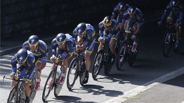 Cyklisté stáje Saxo-Tinkoff v asovce drustev na Tour de France.