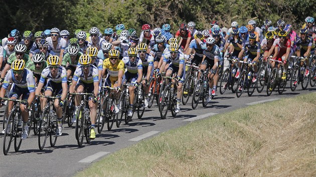 Peloton cyklistick Tour de France v prbhu 6. etapy.