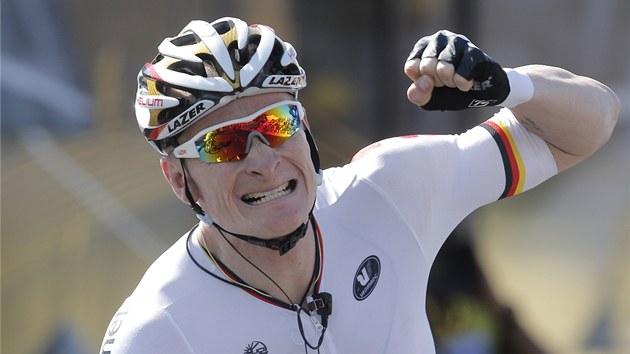 Vtzn gesto nmeckho cyklisty Andrho Greipela, prv vyhrl 6. etapu Tour de France.