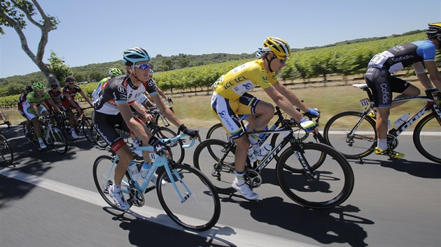 Jihoafrick ldr Tour de France  Daryl Impey (ve lutm) v prbhu 7. etapy.