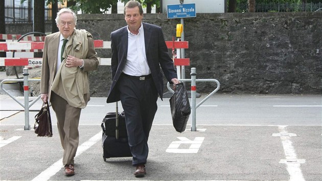 Belgian Jacques de Groote (vlevo) jde k soudu ve vcarsk Bellinzon v kauze Mosteck uheln spolenosti. (1. ervence 2013)