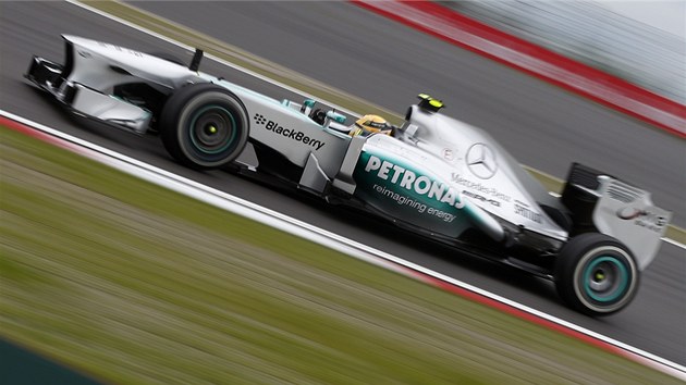Lewis Hamilton z Mercedesu pi trninku na Velkou cenu Nmecka.