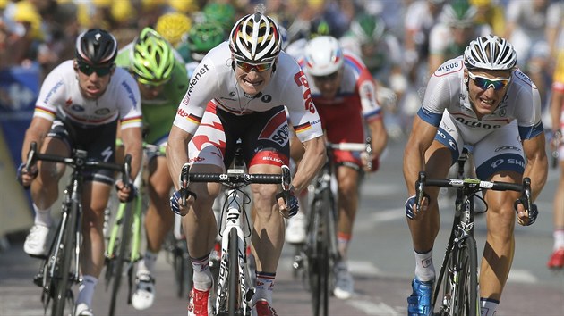Marcel Kittel (vpravo) si jede pro triumf v desáté etap Tour de France.