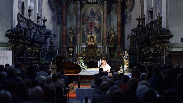 vodn koncert festivalu Za poklady Broumovska s Kateinou mdovou Kalvachovou a Pavlem vingrem v klternm kostele v Broumov (29.6.2013).