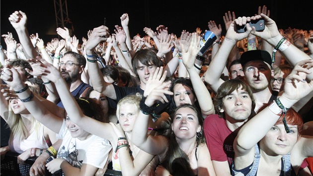 Festivalov publikum sleduje vystoupen kapely Papa Roach. (Rock for People, 3. ervence 2013)