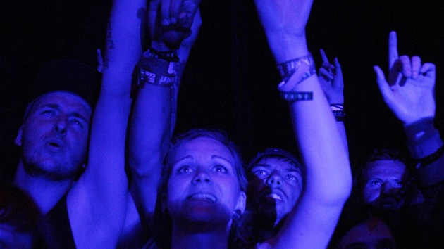 Fanouci kapely Papa Roach na festivalu Rock for People (3. ervence 2013)