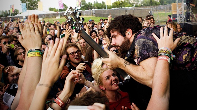 Kytarista a frontman kapely Foals Yannis Philippakis
se kontaktu s publikem rozhodn nebl. (Rock for People, 4. ervence 2013)