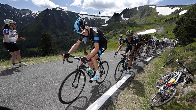 V ELE. Christopher Froome z tmu Sky vede peloton osm etapy Tour de France.