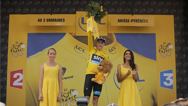 TE JSEM LDR J! Christopher Froome se raduje z vtzstv v osm etap Tour de France a zisku lutho dresu.