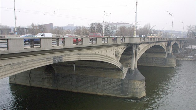 Hlvkv most je napojen pmo na tzv. pemostn Masarykova ndra.