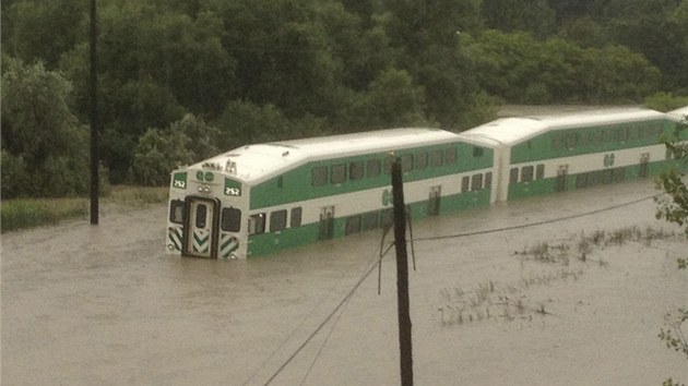 Prudk boue uvznila cestujc pmstskho vlaku v Torontu (9. ervence 2013).