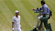 HÁDKA. eský tenista Tomá Berdych se ve tvrtfinále Wimbledonu pel s