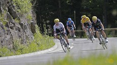 SJEZD. Cyklisté jedou dol z kopce pi deváté etap Tour de France, bílé triko