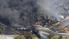 Hoící trosky vlaku, který vybuchl po vykolejení v centru kanadského msteka