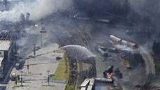 Hoící trosky vlaku, který vybuchl po vykolejení v centru kanadského msteka