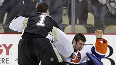 Rick DiPietro z NY Islanders právě inkasoval ránu pod oko. Bitku s Brentem Rick DiPietro z NY Islanders právě inkasoval ránu pod oko. Bitku s Brentem