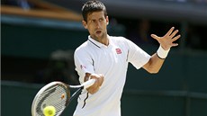 FORHEND JEDNIKY. Tenista Novak Djokovi bojuje ve finále Wimbledonu proti