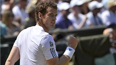 POJ! Andy Murray se raduje bhem wimbledonského finále s Novakem Djokoviem.