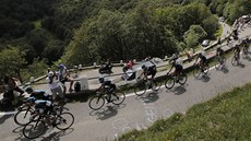 PYRENEJE. Peloton cyklistické Tour de France vjel do prvních kopc.